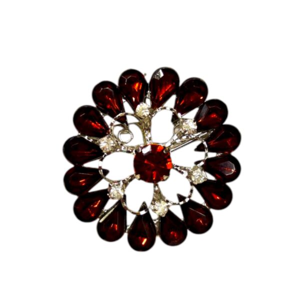 Καρφίτσα με κόκκινες πέτρες και στρας – δυναμική λάμψη με vintage φινέτσα.