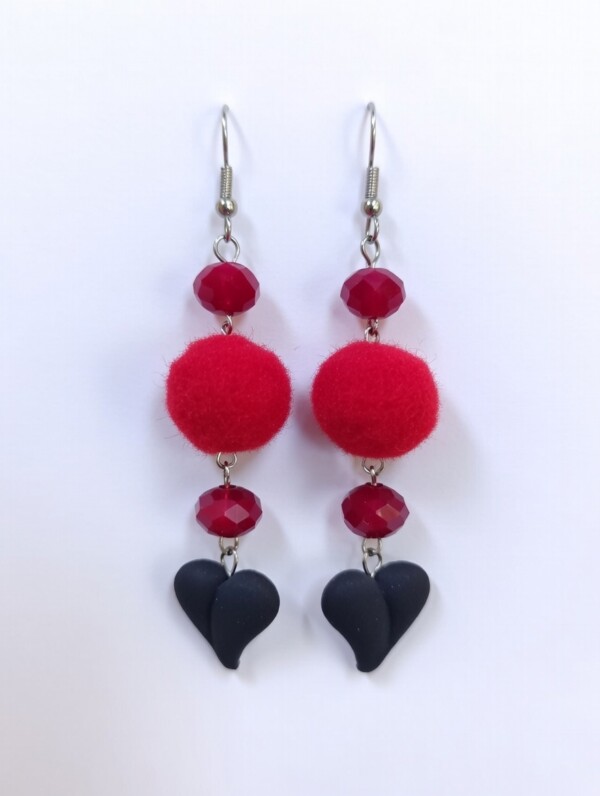 Σκουλαρίκια Scarlet Noir Heart με Κόκκινο Πον Πον και Μαύρη Καρδιά Avenue Fashion