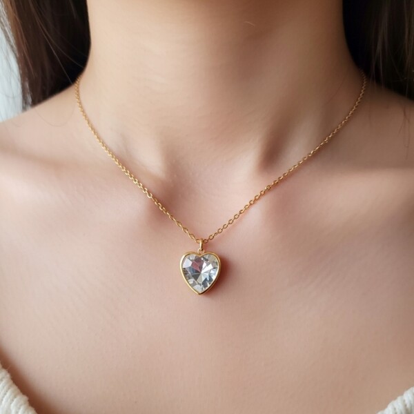 Ατσάλινο κολιέ καρδιά με κρύσταλλο σε χρυσή απόχρωση Avenue Fashion