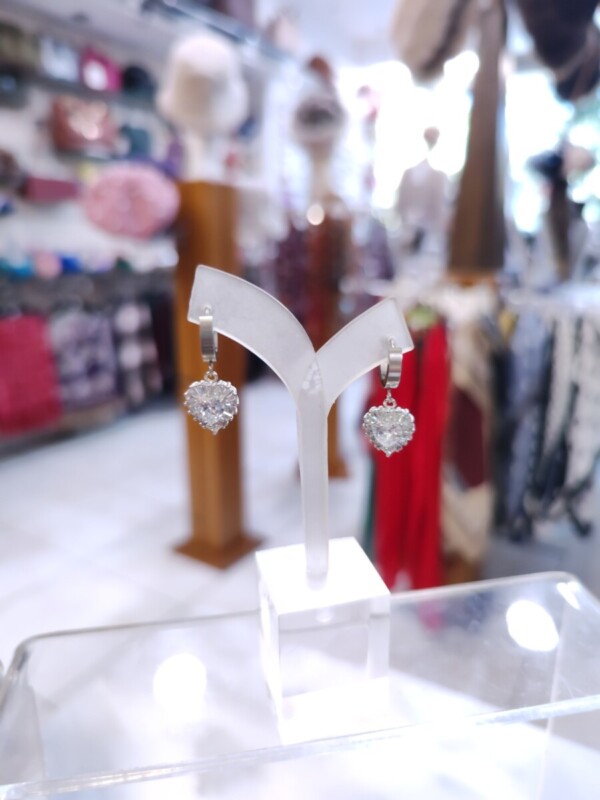 Ατσάλινα Σκουλαρίκια με Καρδιά Ζιργκόν: Η Επιτομή της Εκτυφλωτικής Λάμψης