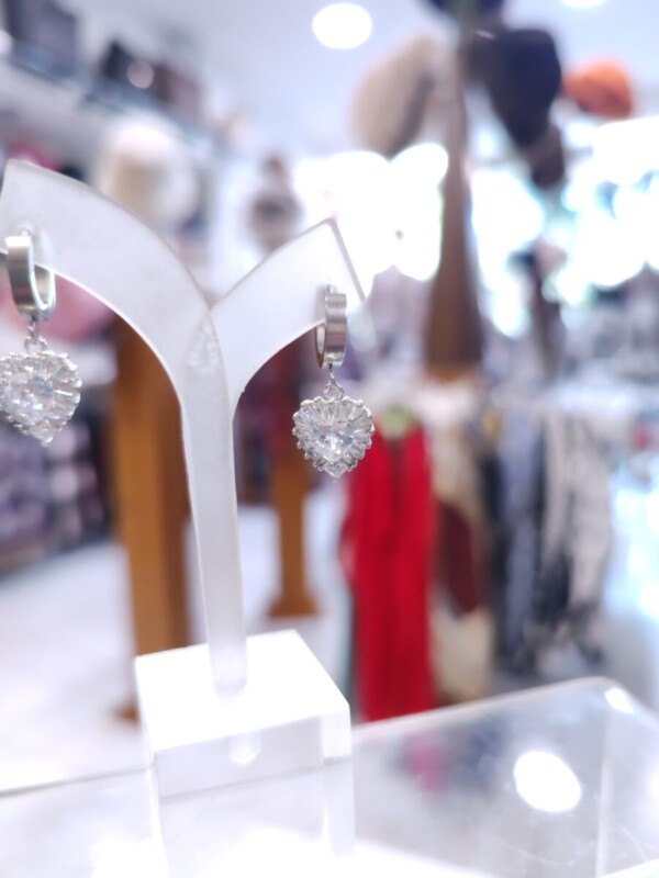 Ατσάλινα Σκουλαρίκια με Καρδιά Ζιργκόν: Η Επιτομή της Εκτυφλωτικής Λάμψης