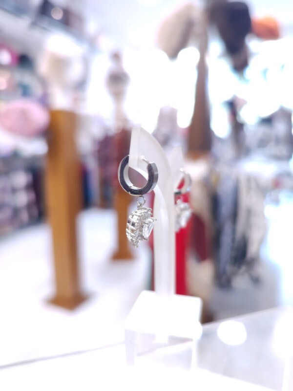 Ατσάλινα Σκουλαρίκια με Καρδιά Ζιργκόν: Η Επιτομή της Εκτυφλωτικής Λάμψης