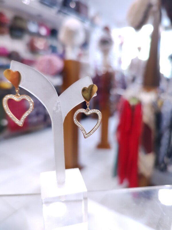 Ατσάλινα Χρυσά Σκουλαρίκια Καρδιά: Η Πολυτέλεια του Σύγχρονου Ρομαντισμού