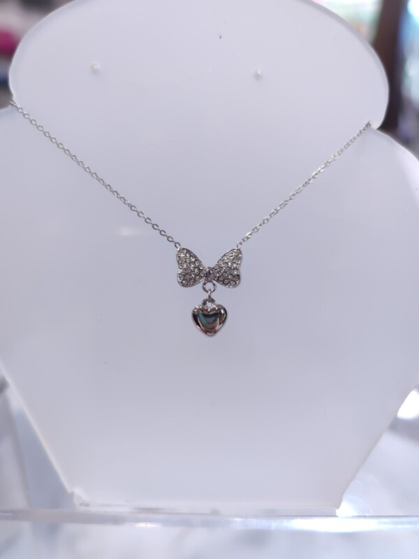 Sparkling Bow: Ασημί Ατσάλινο Κολιέ Καρδιά με Κρυστάλλινο Φιόγκο