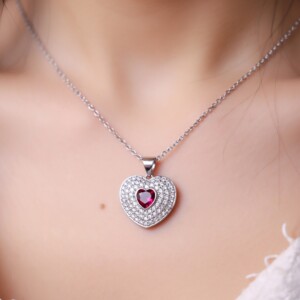Ασημί ατσάλινο κολιέ καρδιά με κόκκινη πέτρα και ζιργκόν Ruby Heart Avenue Fashion