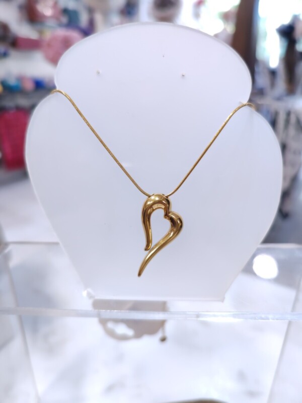 Organic Flow: Χρυσό Ατσάλινο Κολιέ Καρδιά με Μίνιμαλ Σχεδιασμό