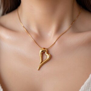 Χρυσό ατσάλινο κολιέ καρδιά με οργανικό minimal σχεδιασμό Avenue Fashion