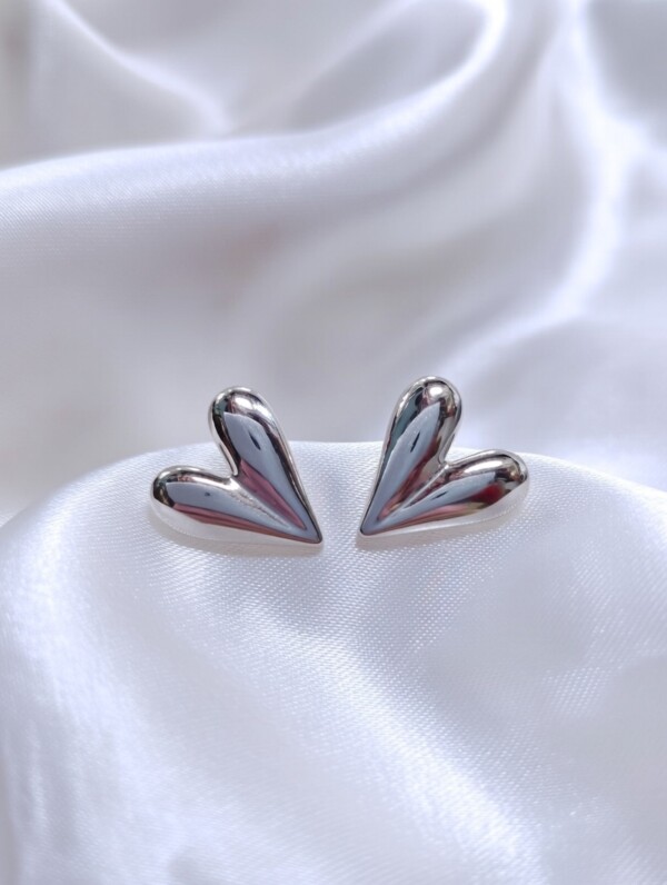 Ατσάλινα Σκουλαρίκια Καρδιά σε λαμπερό ασημί χρώμα, ιδανικά για κομψές εμφανίσεις, από την Avenue Fashion στην Καλλιθέα, Αθήνα.