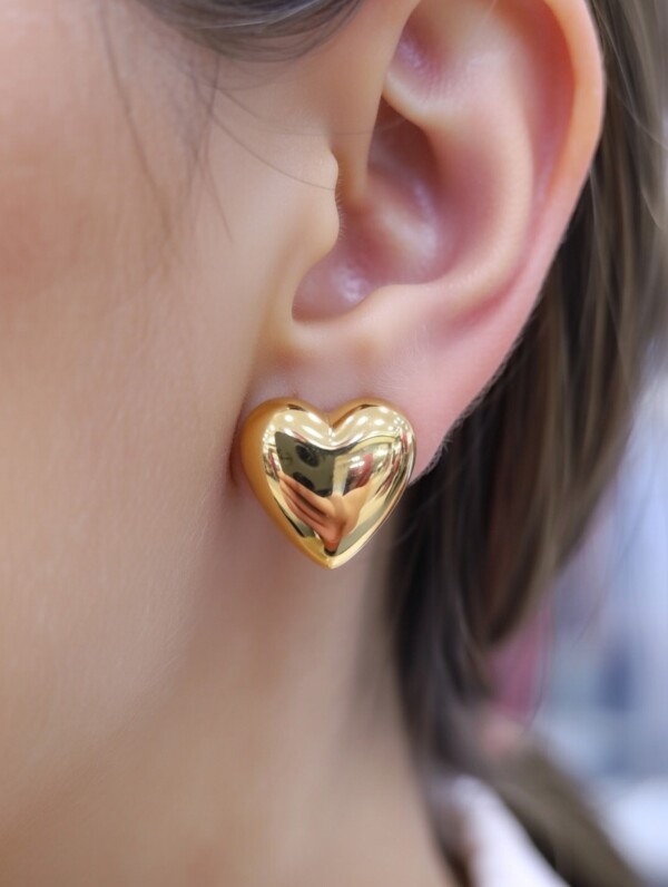 Ατσάλινα Σκουλαρίκια Καρδιά σε χρυσό χρώμα με puffy σχεδιασμό Avenue Fashion Αθήνα Καλλιθέα.