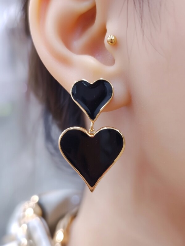 Ατσάλινα Σκουλαρίκια Αθήνα Καλλιθέα Avenue Fashion χειροποίητα κοσμήματα με μαύρη καρδιά.