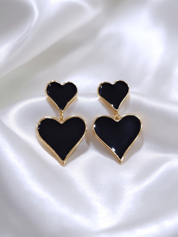Ατσάλινα Σκουλαρίκια Αθήνα Καλλιθέα Avenue Fashion χειροποίητα κοσμήματα με μαύρη καρδιά.