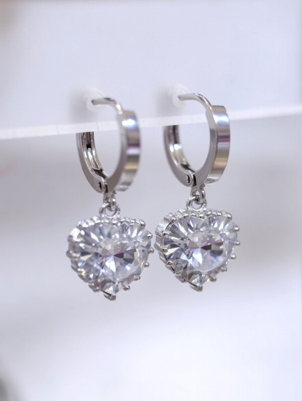 Ατσάλινα Σκουλαρίκια με Καρδιά Ζιργκόν: Η Επιτομή της Εκτυφλωτικής Λάμψης