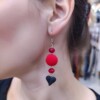 Σκουλαρίκια Scarlet Noir Heart με Κόκκινο Πον Πον και Μαύρη Καρδιά Avenue Fashion