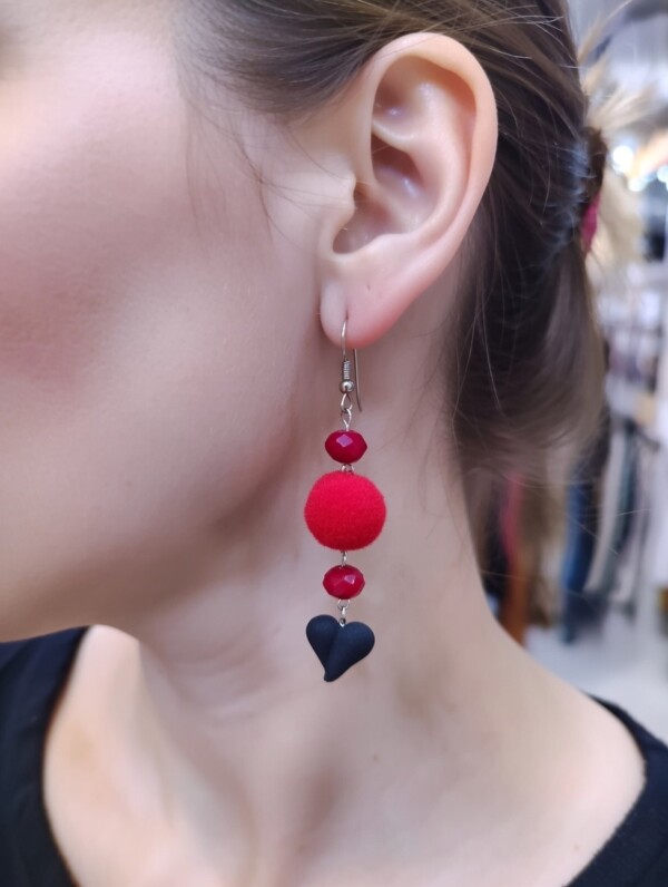 Σκουλαρίκια Scarlet Noir Heart με Κόκκινο Πον Πον και Μαύρη Καρδιά Avenue Fashion