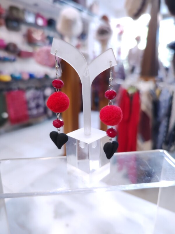 Σκουλαρίκια Scarlet Noir Heart – Η Γοητεία της Αντίθεσης