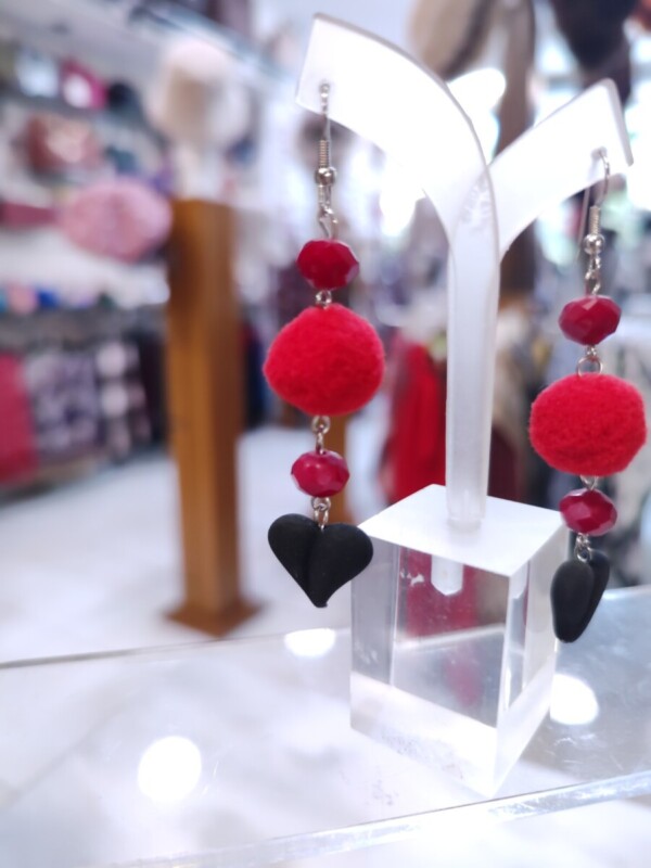 Σκουλαρίκια Scarlet Noir Heart – Η Γοητεία της Αντίθεσης