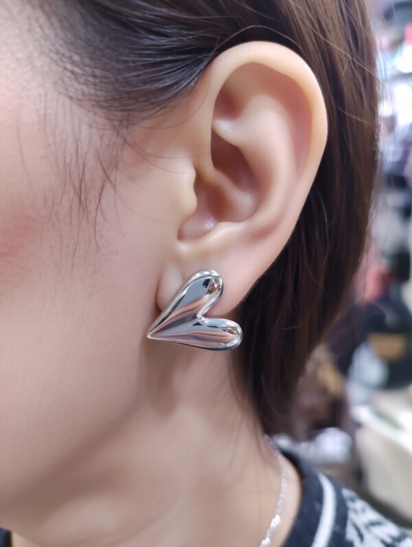 Ατσάλινα Σκουλαρίκια Καρδιά σε λαμπερό ασημί χρώμα, ιδανικά για κομψές εμφανίσεις, από την Avenue Fashion στην Καλλιθέα, Αθήνα.