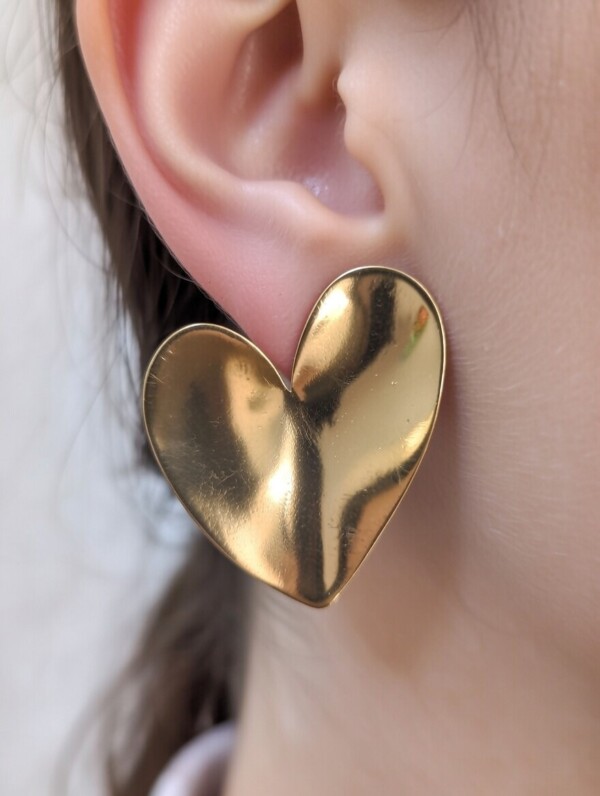 χρυσά ατσάλινα σκουλαρίκια καρδιά σε minimal design
