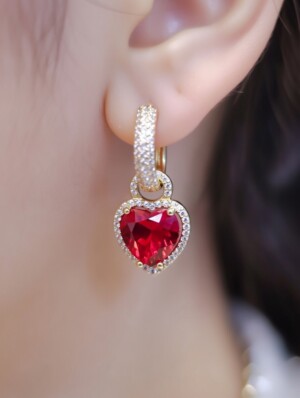 Σκουλαρίκια Scarlet Royale Heart χρυσά ατσάλινα με κόκκινο κρύσταλλο και ζιργκόν