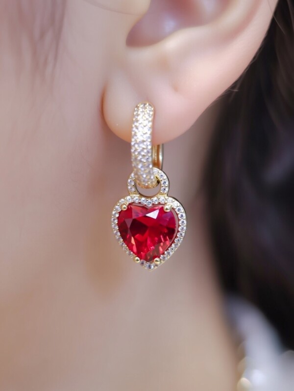 Σκουλαρίκια Scarlet Royale Heart χρυσά ατσάλινα με κόκκινο κρύσταλλο και ζιργκόν