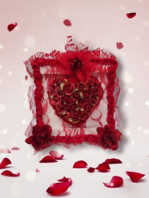 Καρδιά από Τριαντάφυλλα με κόκκινη δαντέλα και χειροποίητες λεπτομέρειες Avenue Fashion Αθήνα Καλλιθέα