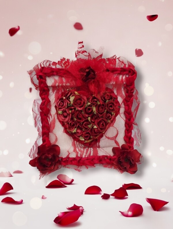 Καρδιά από Τριαντάφυλλα με κόκκινη δαντέλα και χειροποίητες λεπτομέρειες Avenue Fashion Αθήνα Καλλιθέα