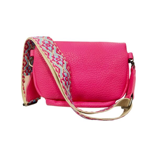 Τσάντα χιαστί Bag to Bag: Η φούξια "banana" luxury επιλογή